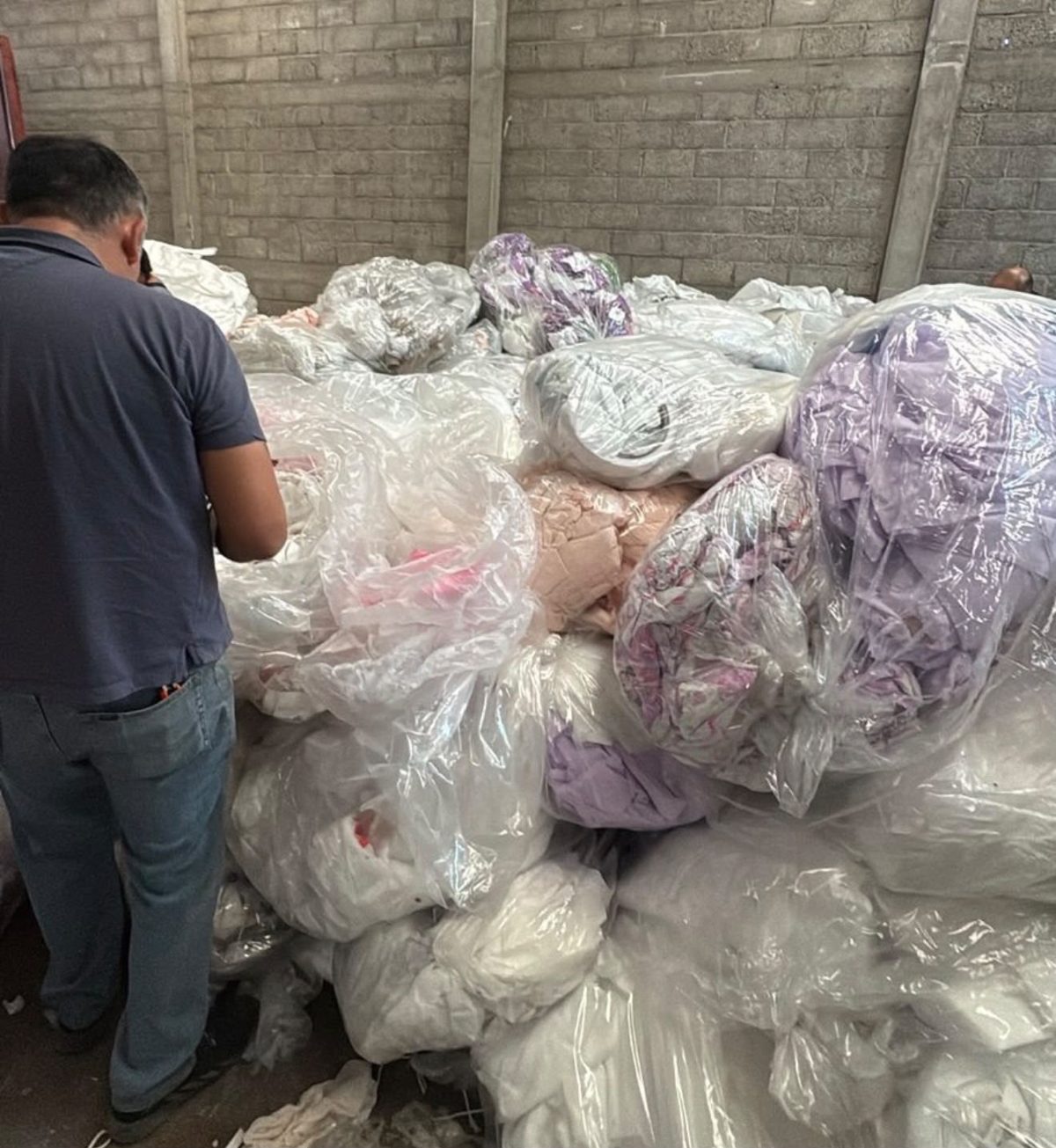 Inspección de material textil-plástico por lote