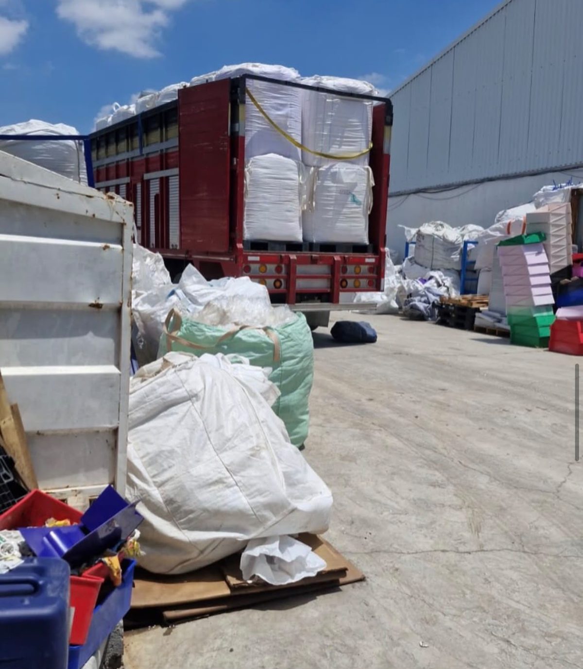 Carga de súper-sacos para traslado a valorización