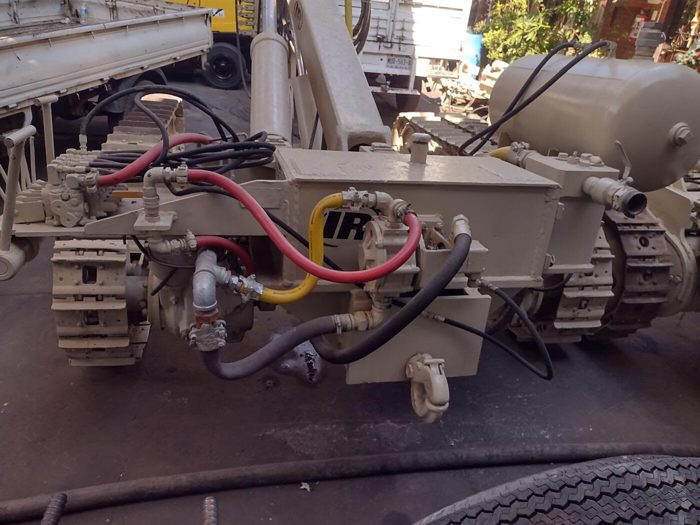 <b>Detalle</b> — bloque de mandos y líneas hidráulicas intervenidos en casa.